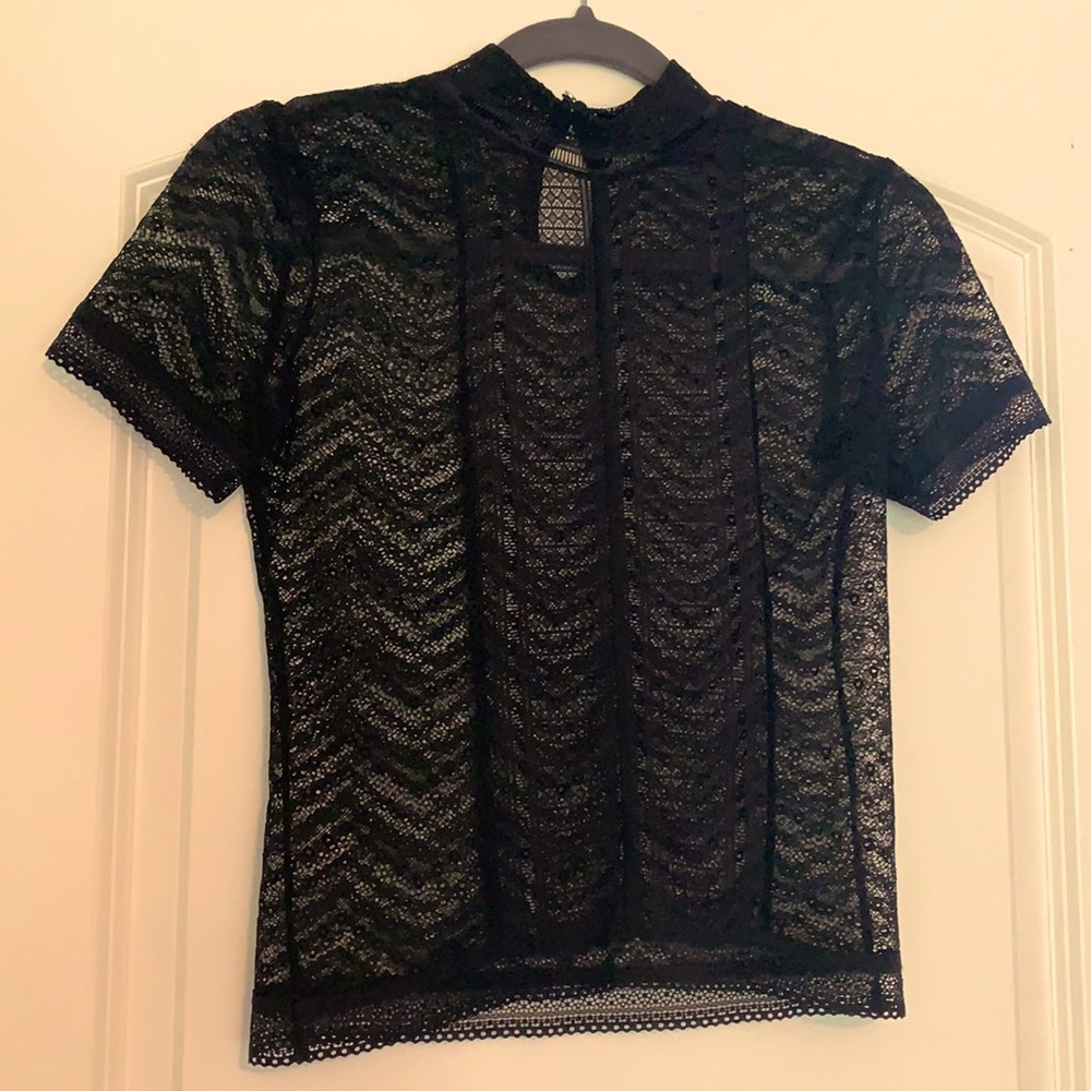 Tee made of lace